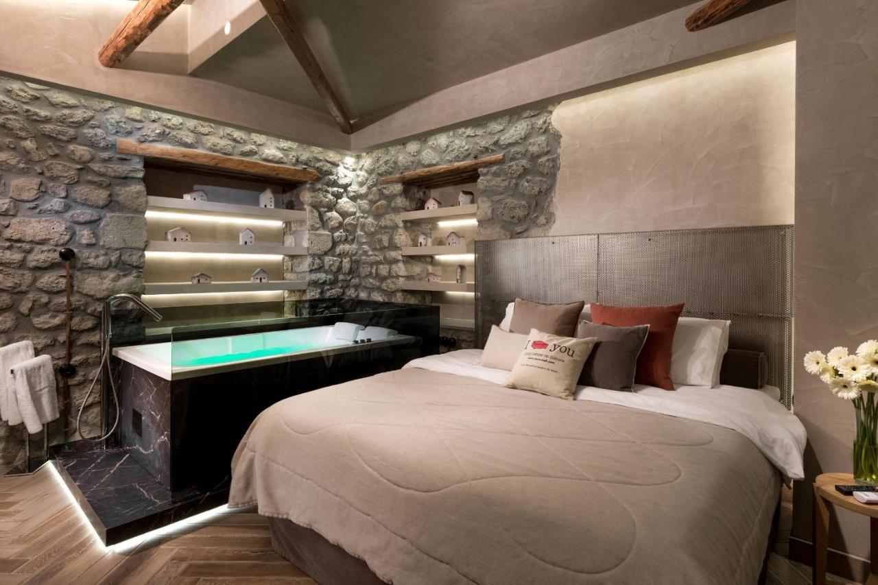 The Stone Room with Hot Tub,1066660711:JPEG