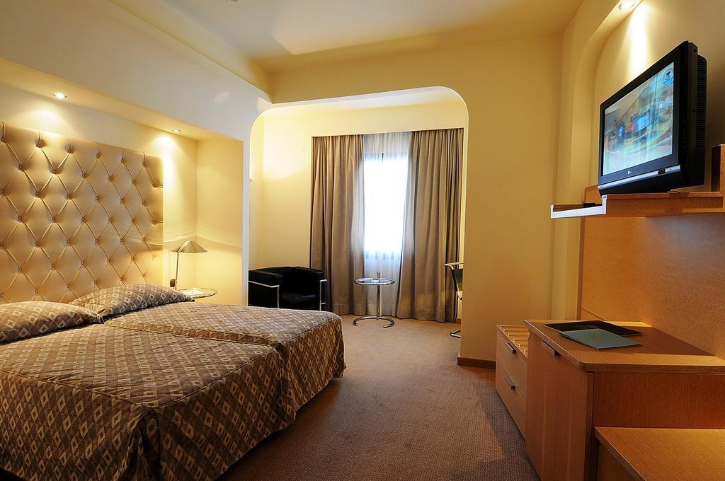 Executive Double / Twin Room with Mountain View,1214815672:JPEG