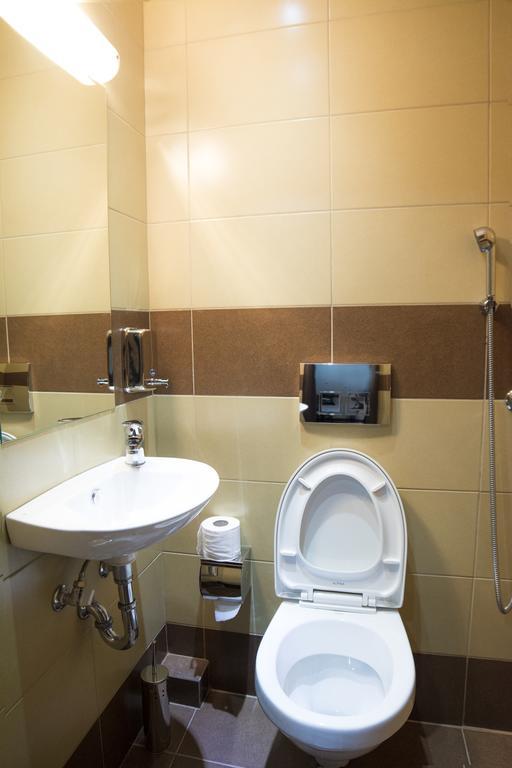 Quarto com 2 Camas de Solteiro , Banheiro e Varanda