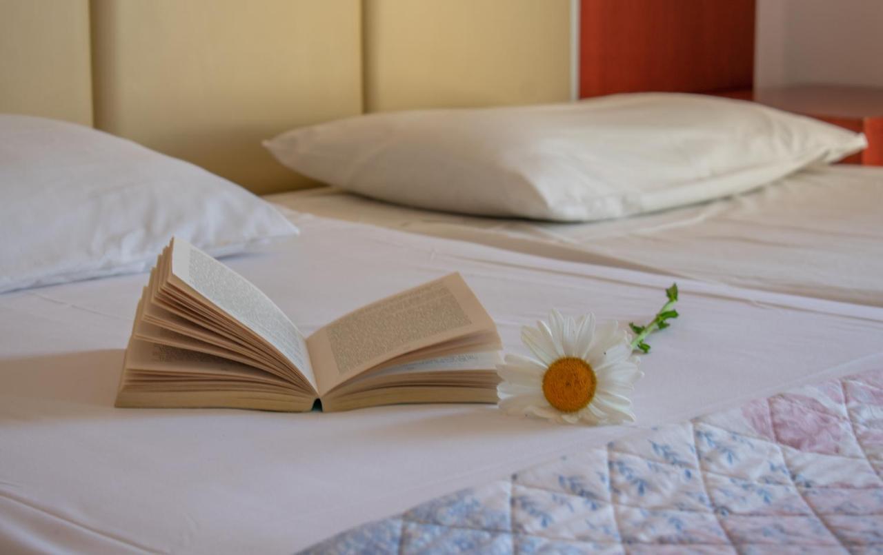 Standard double or twin room side sea view