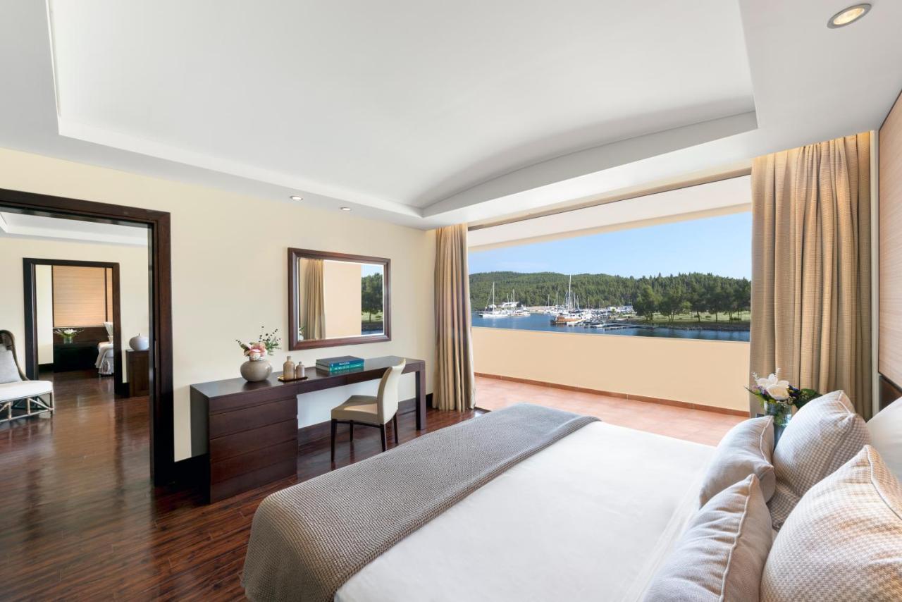Grand Suite mit 2 Schlafzimmern und Blick auf das Meer oder den Yachthafen