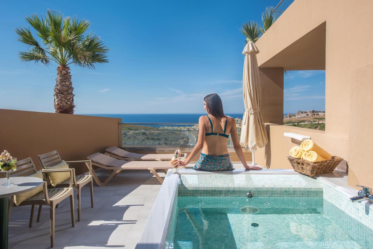 Familiensuite mit Meerblick und Whirlpool im Freien