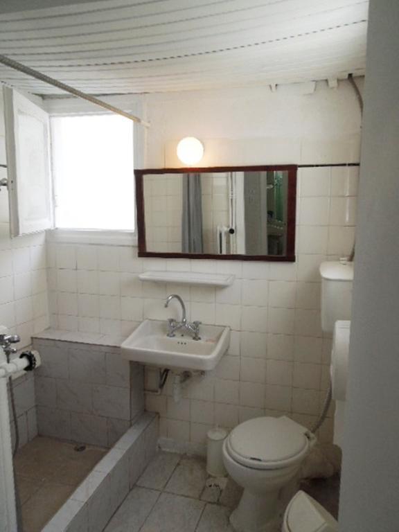 Quarto Triplo com Banheiro Compartilhado