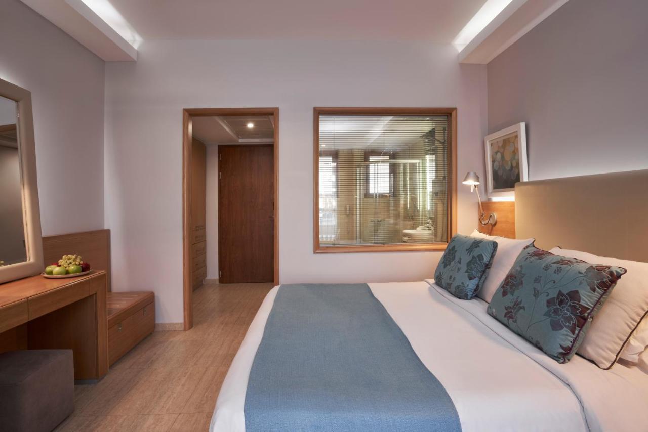 Familienzimmer mit Schiebetür und Poolblick – Relax- oder Aktivbereich