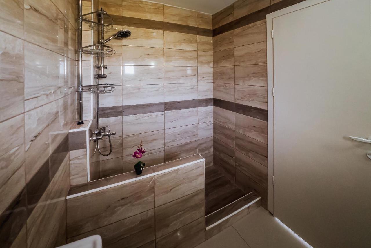 Chambre Double ou Lits Jumeaux - Vue sur Piscine