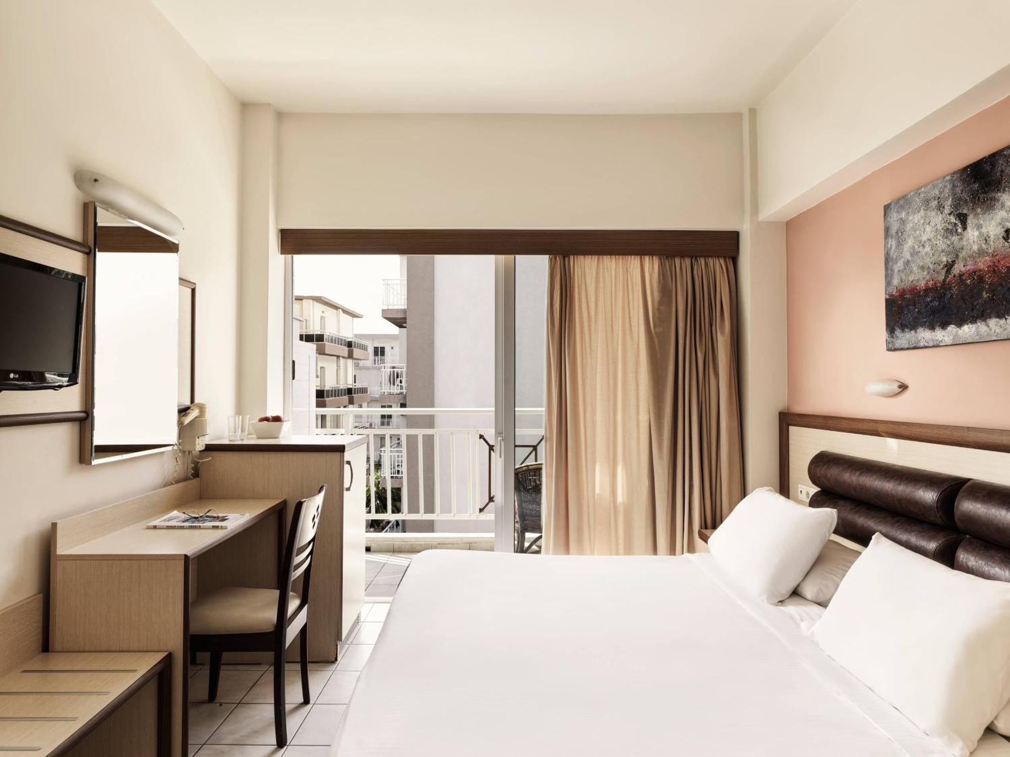 Double or Twin Room Pool Level