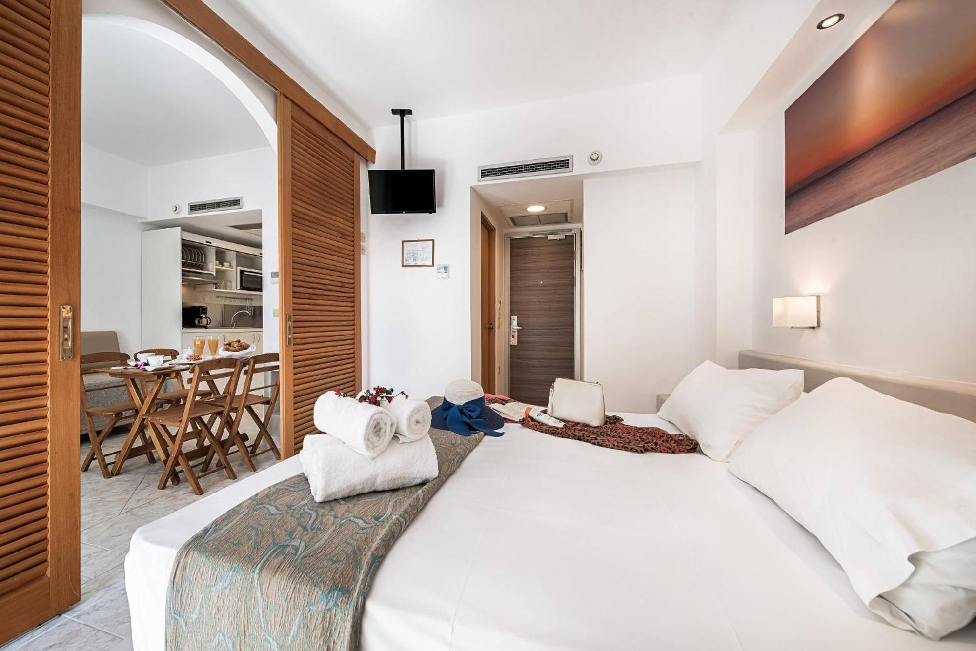 One-Bedroom Apartment (2-4) with Balcony,1207945096:JPEG