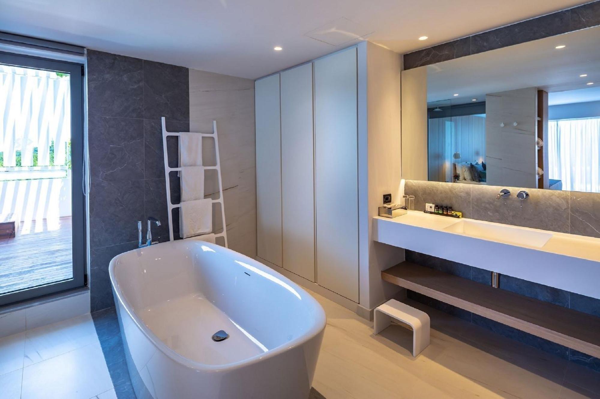 Double Suite with Outdoor Hot Tub and Panoramic Sea View