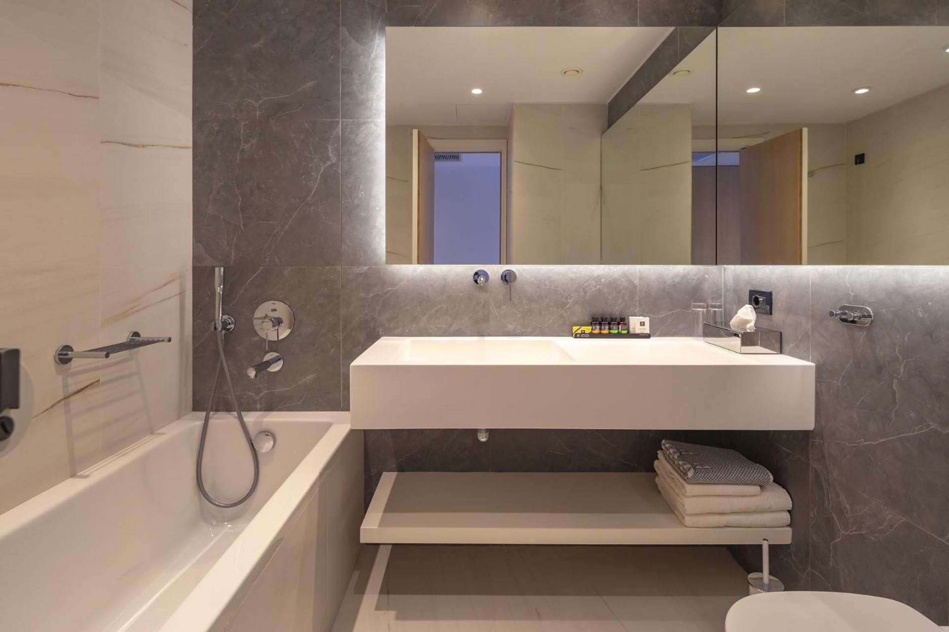 Suite with Outdoor Hot Tub and Panoramic Sea View