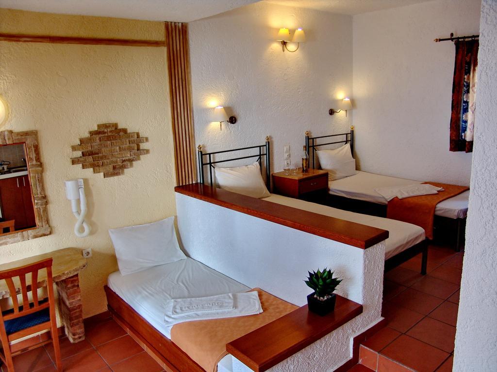 Studio (3 Adults),122260267:JPEG