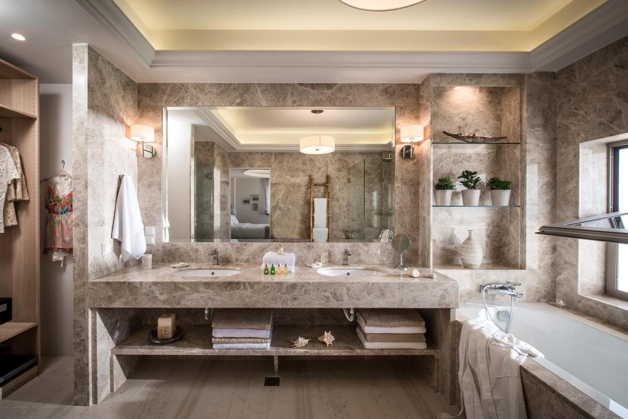Luxury Suite with Hot Tub (Adults Only)