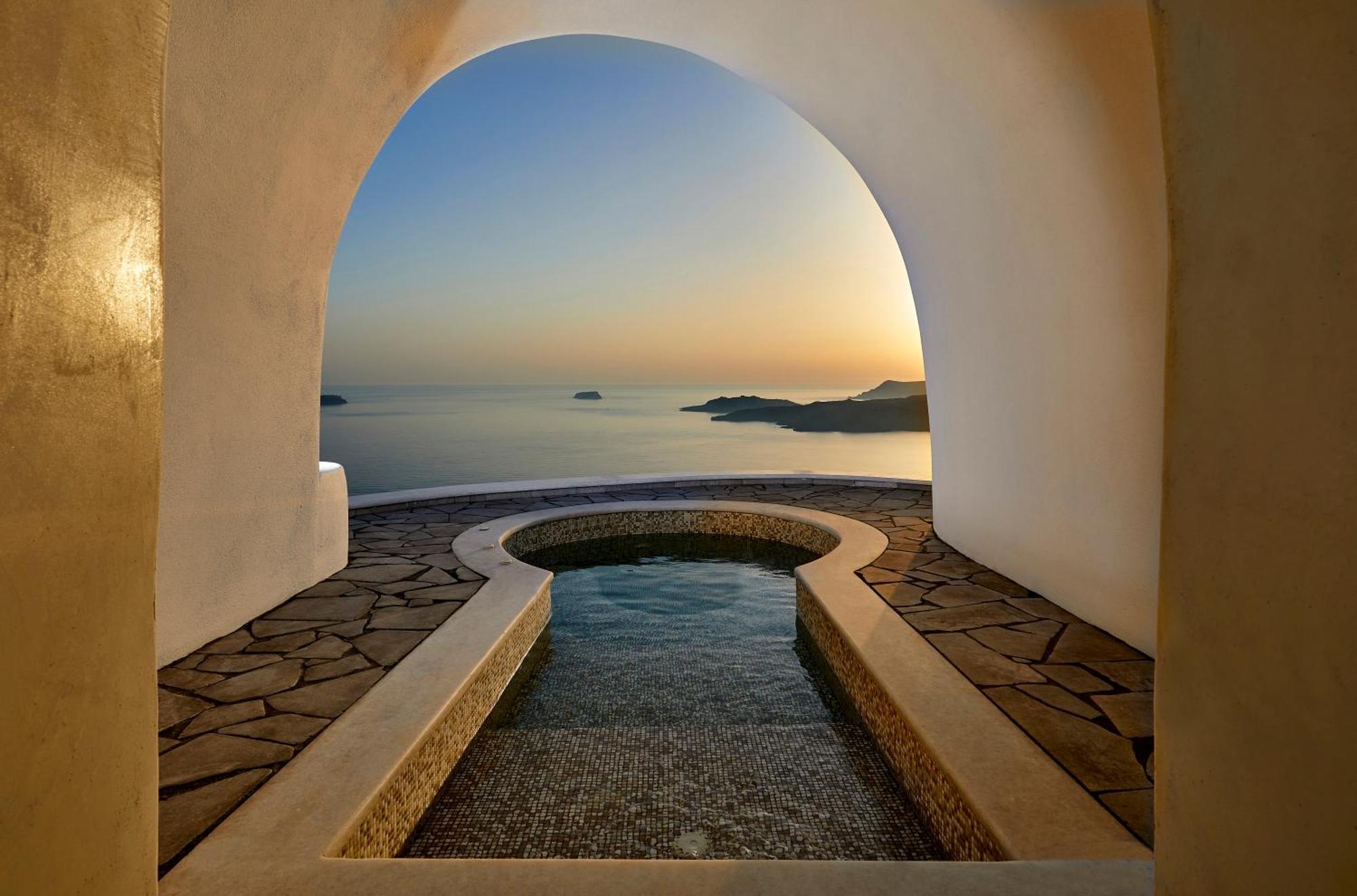 Suite Deluxe con cueva al aire libre con un jacuzzi climatizado y vistas a la caldera