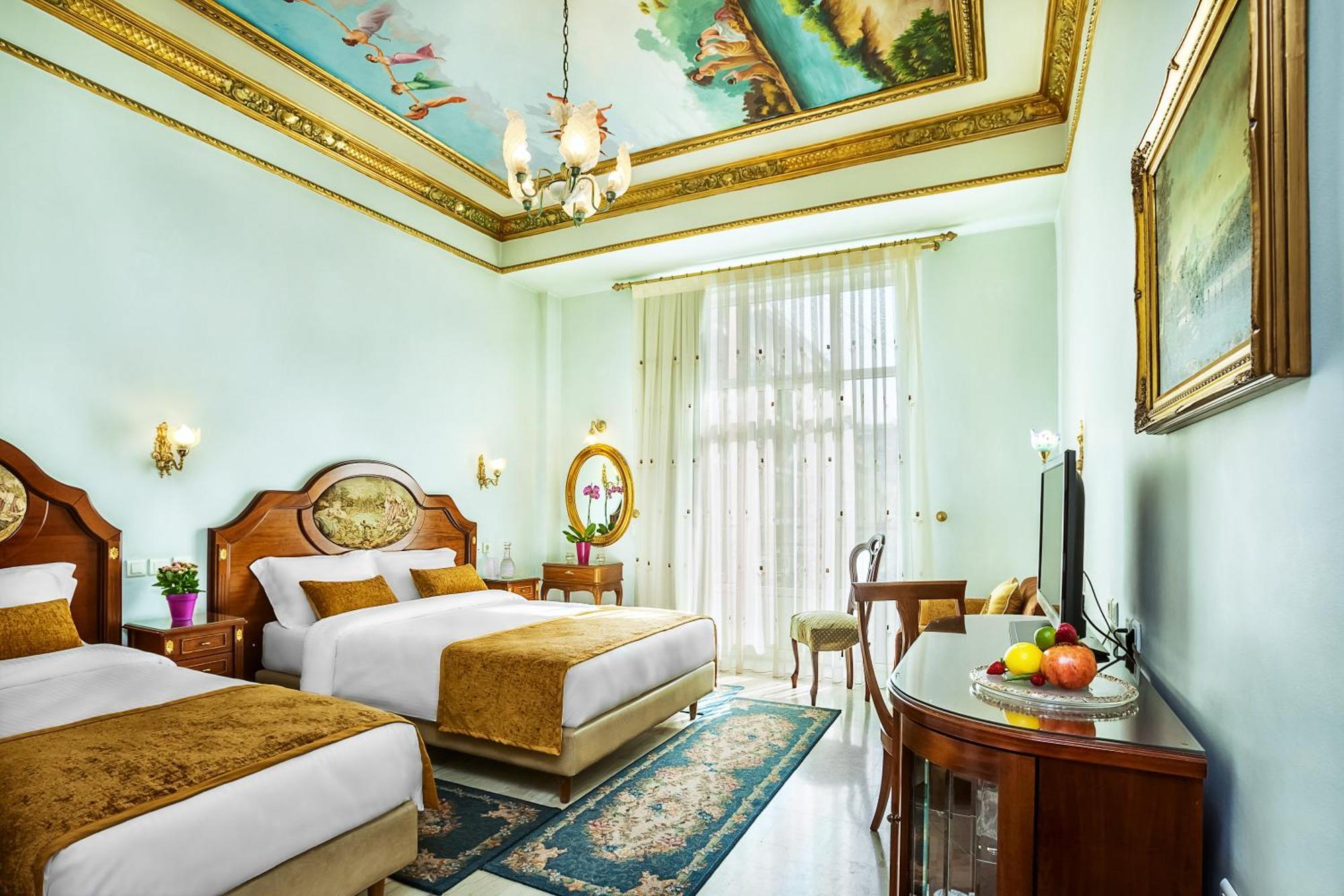 Comfort Zimmer für 3 Personen mit Kingsize- und Einzelbett und Stadtblick