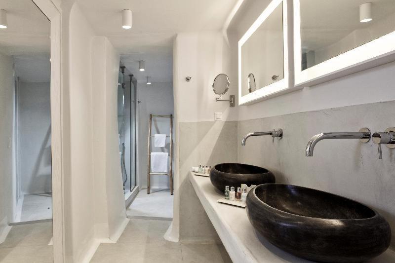 Cave Suite indoor jetted tub