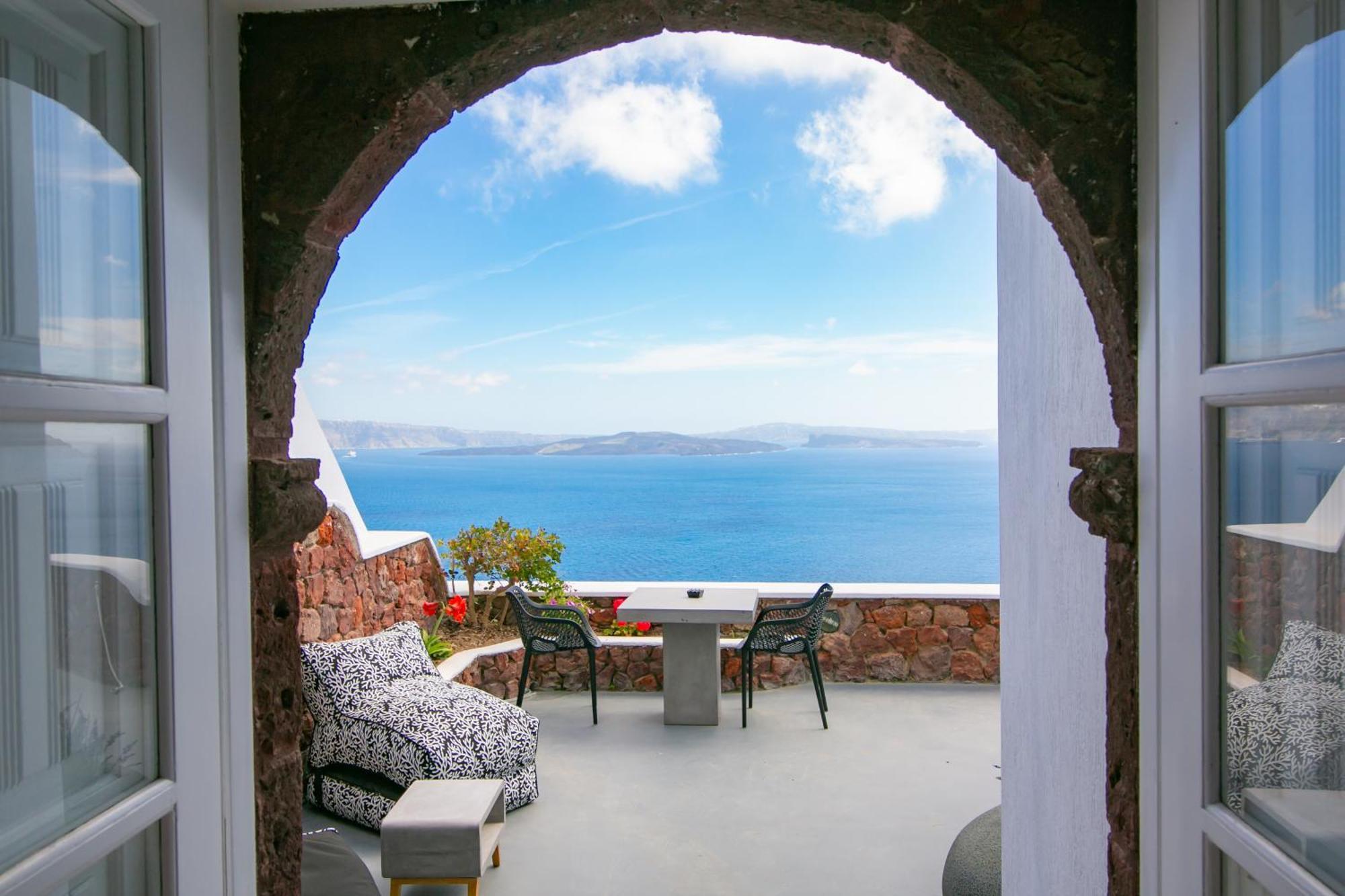 Villa Aurora Grace con piscina pequeña cubierta y vistas a la caldera