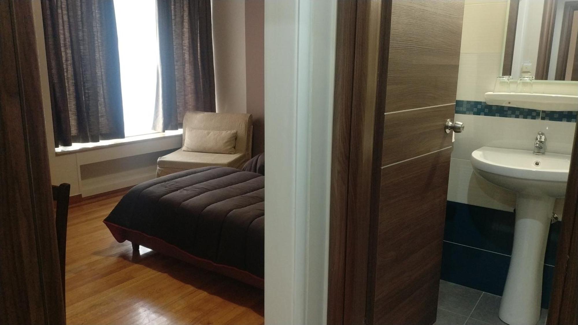 Economy Double or Twin Room,1278954817:JPEG
