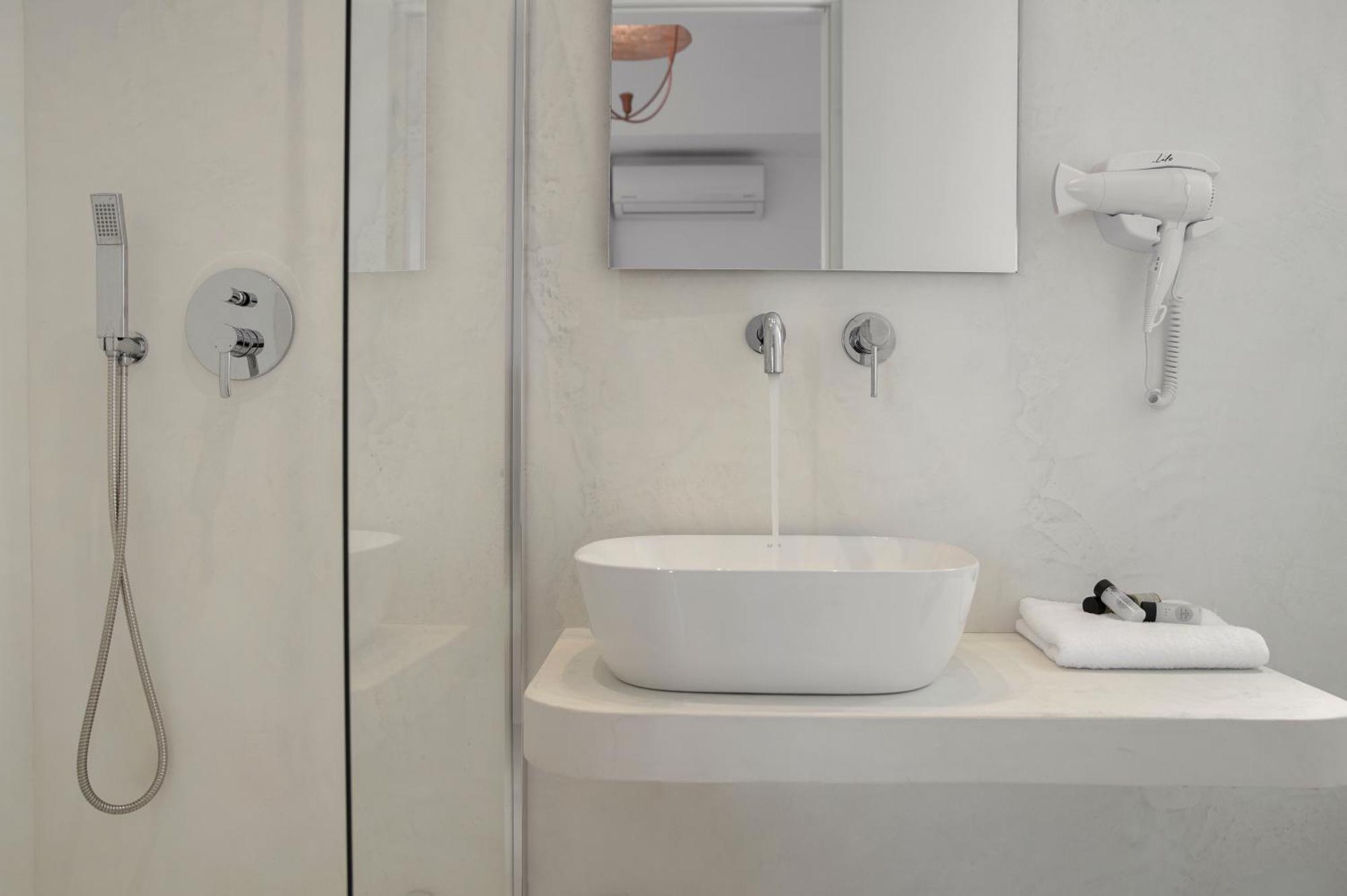 Deluxe Δίκλινο Δωμάτιο με Μπαλκόνι και θέα στη Θάλασσα