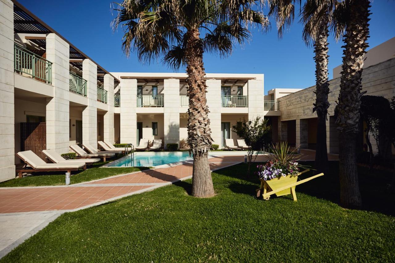 Chambre Double Supérieure avec Piscine Commune – Vue sur Jardin