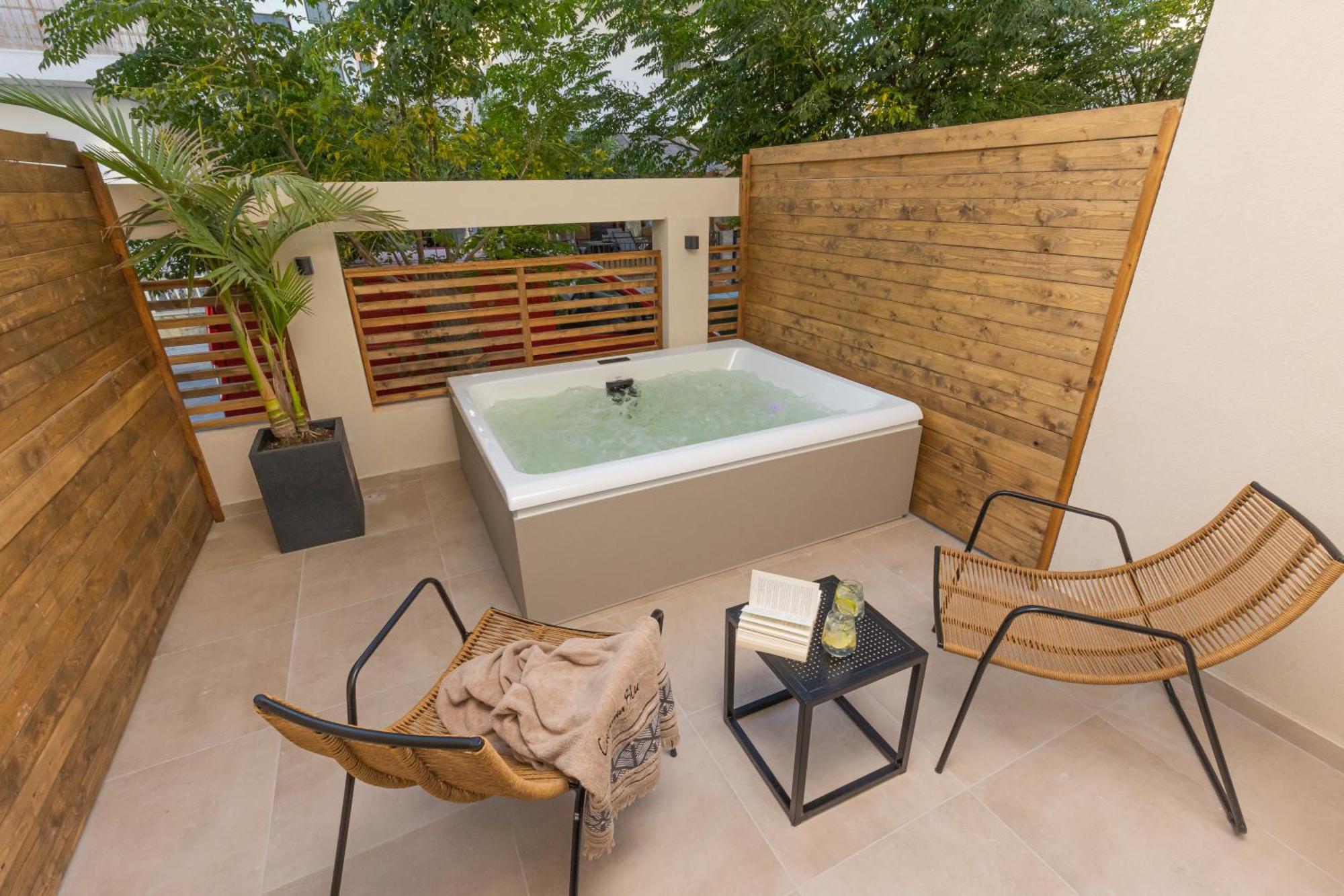Deluxe Double Garden View Outdoor Hot Tub