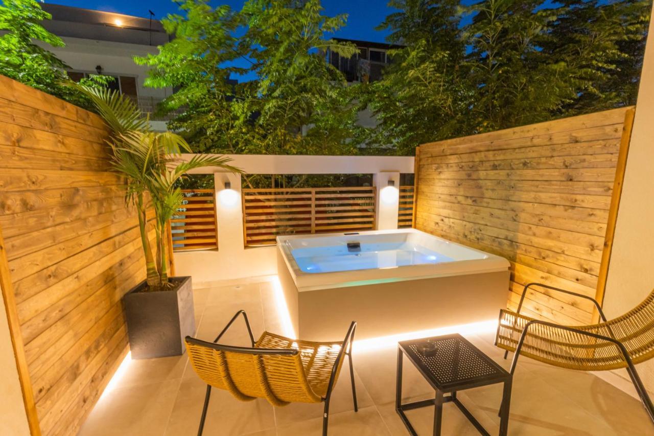 Deluxe Double Garden View Outdoor Hot Tub