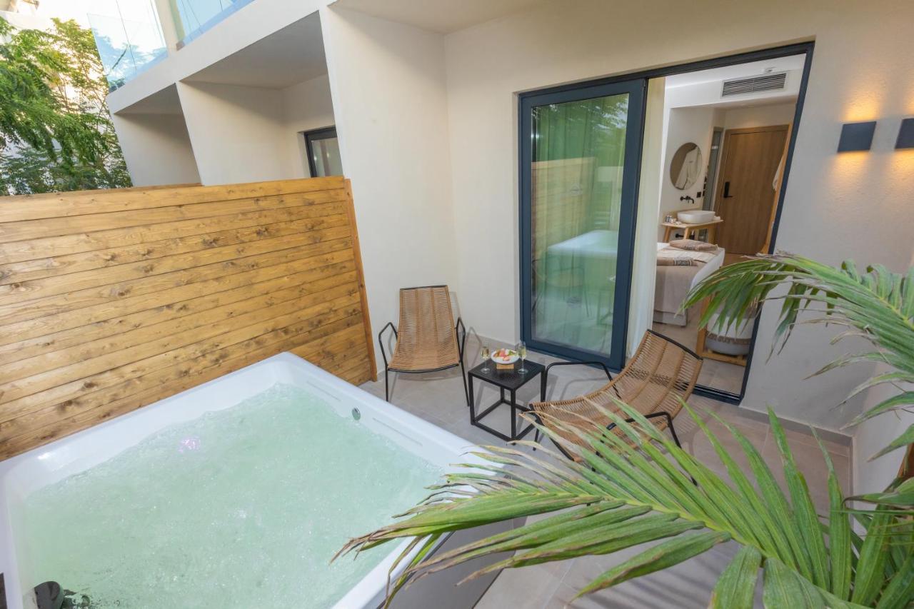 Deluxe Double Garden View Outdoor Hot Tub