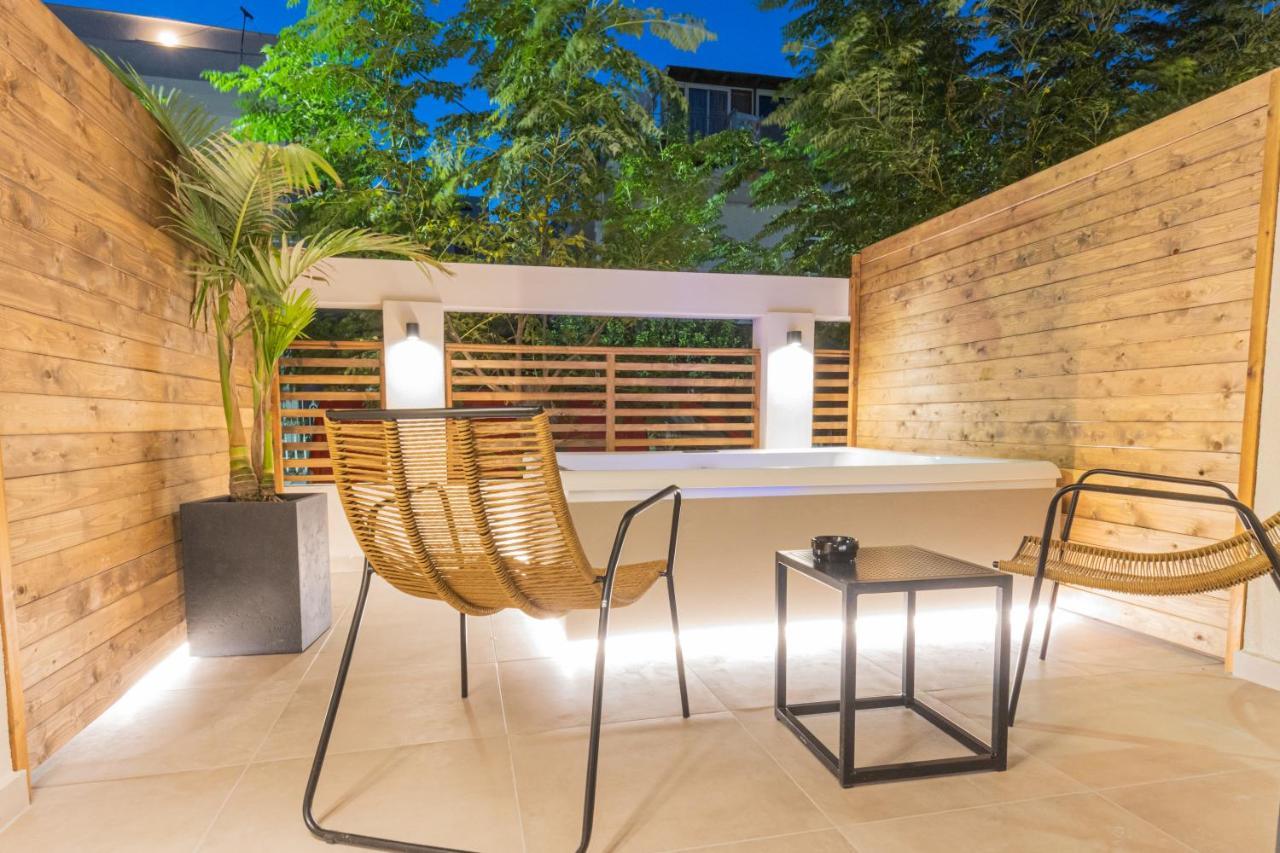 Deluxe Double Garden View Outdoor Hot Tub