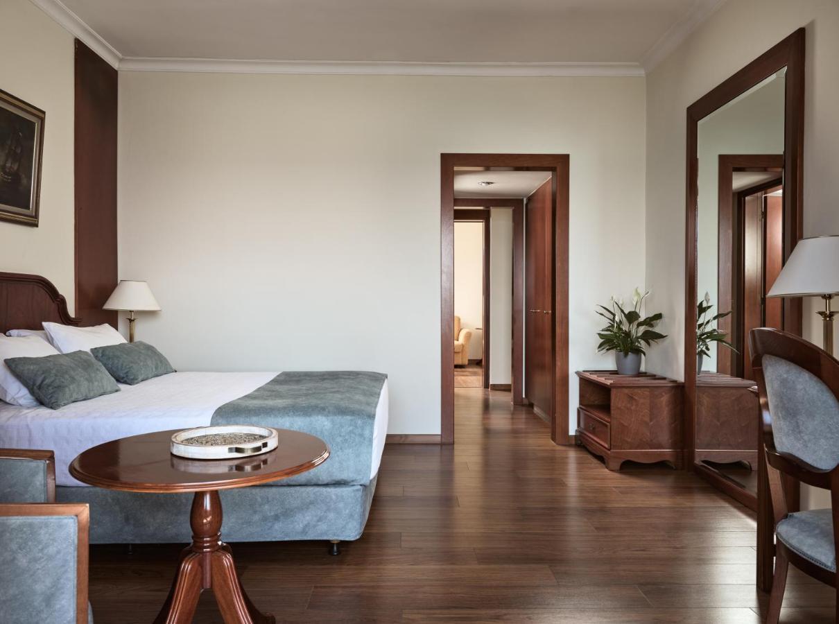 Honeymoon Suite