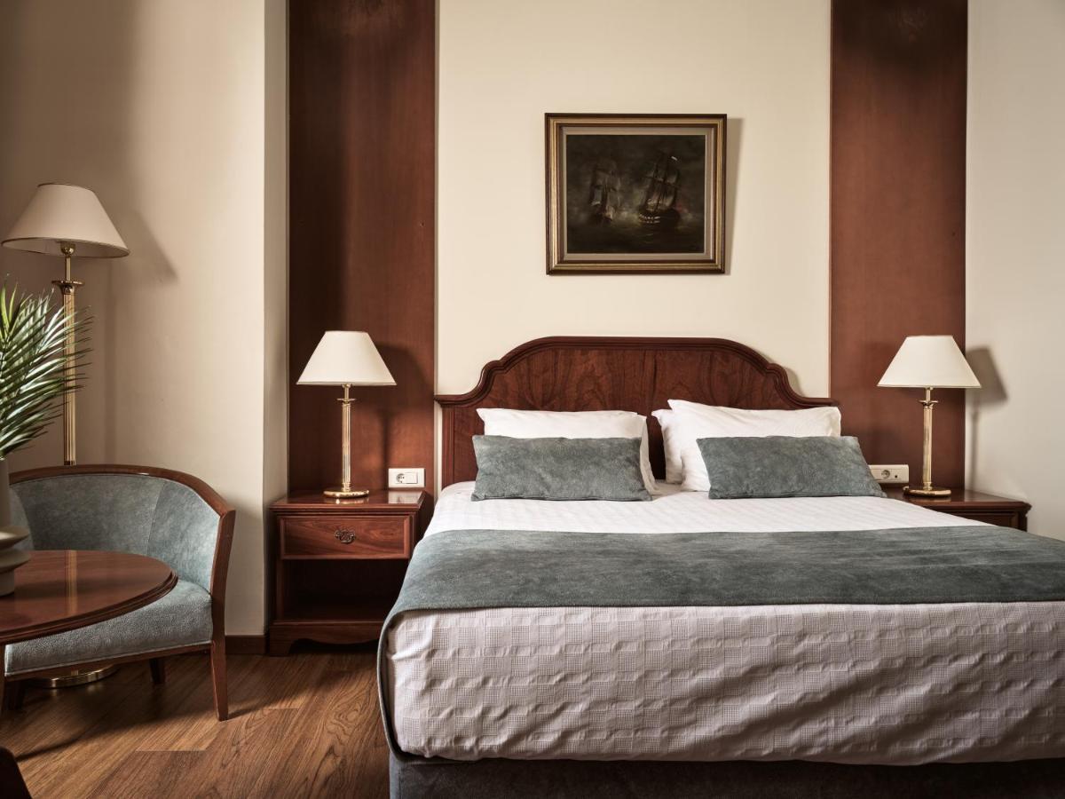 Honeymoon Suite