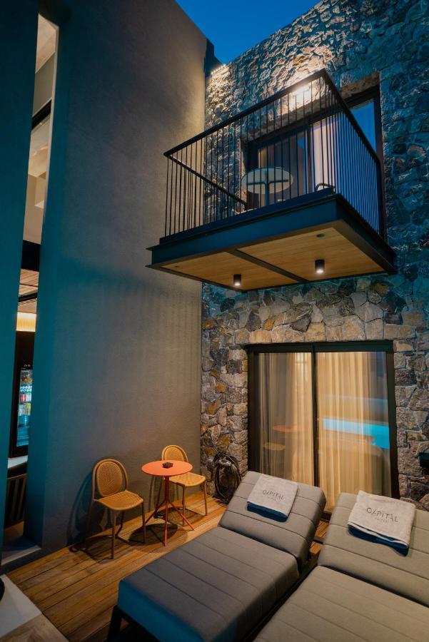 Luxuriöse Suite mit Balkon und Poolblick