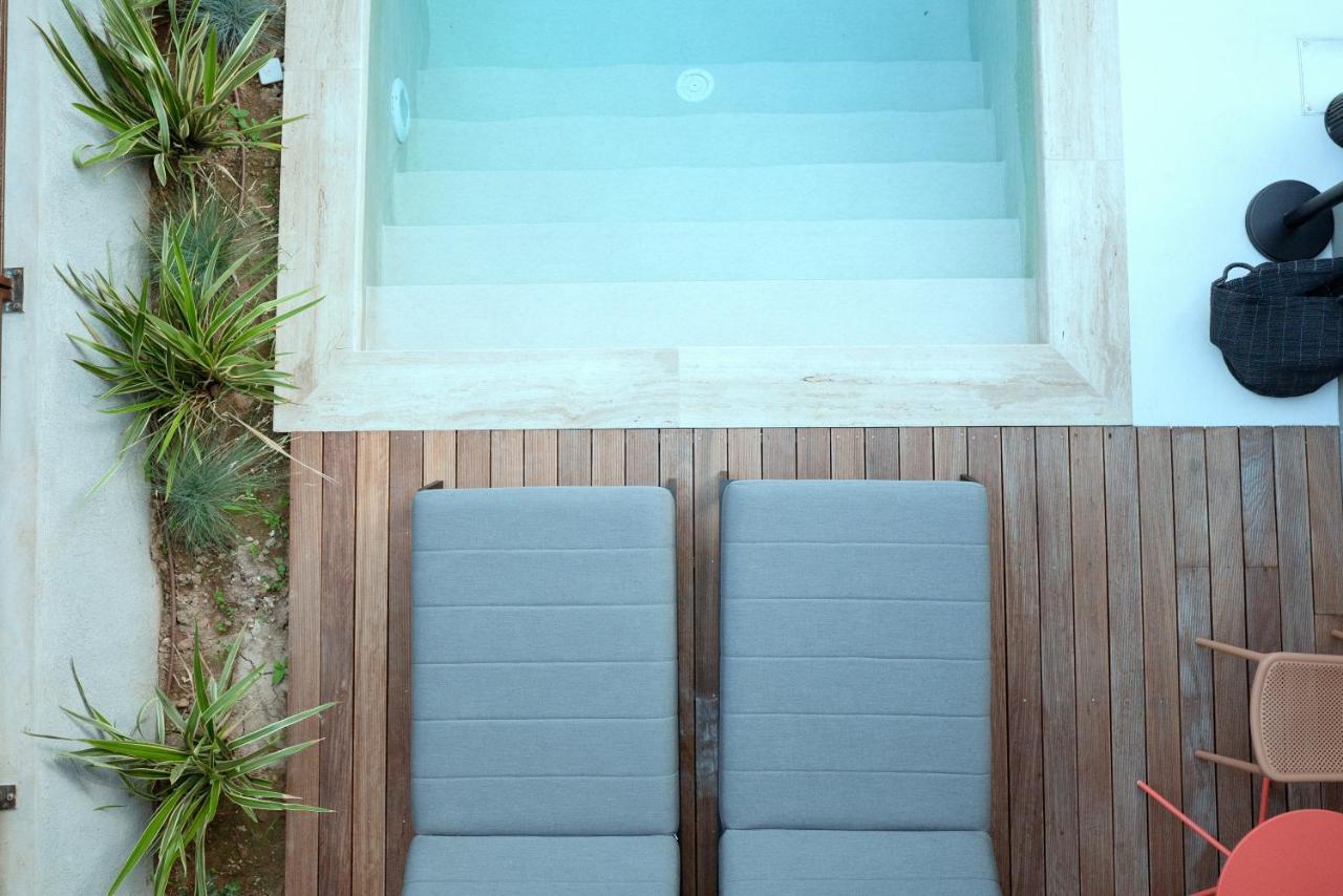 Luxuriöse Suite mit Poolblick