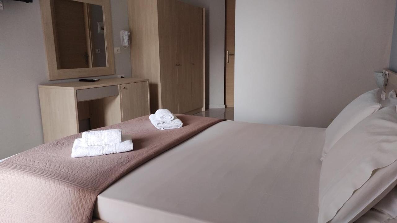 Tweepersoonskamer met 1 of 2 Bedden en Uitzicht op het Zwembad