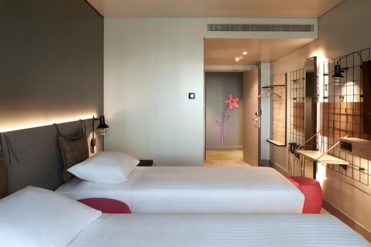 Quarto com 2 Camas de Solteiro e Vista da Cidade