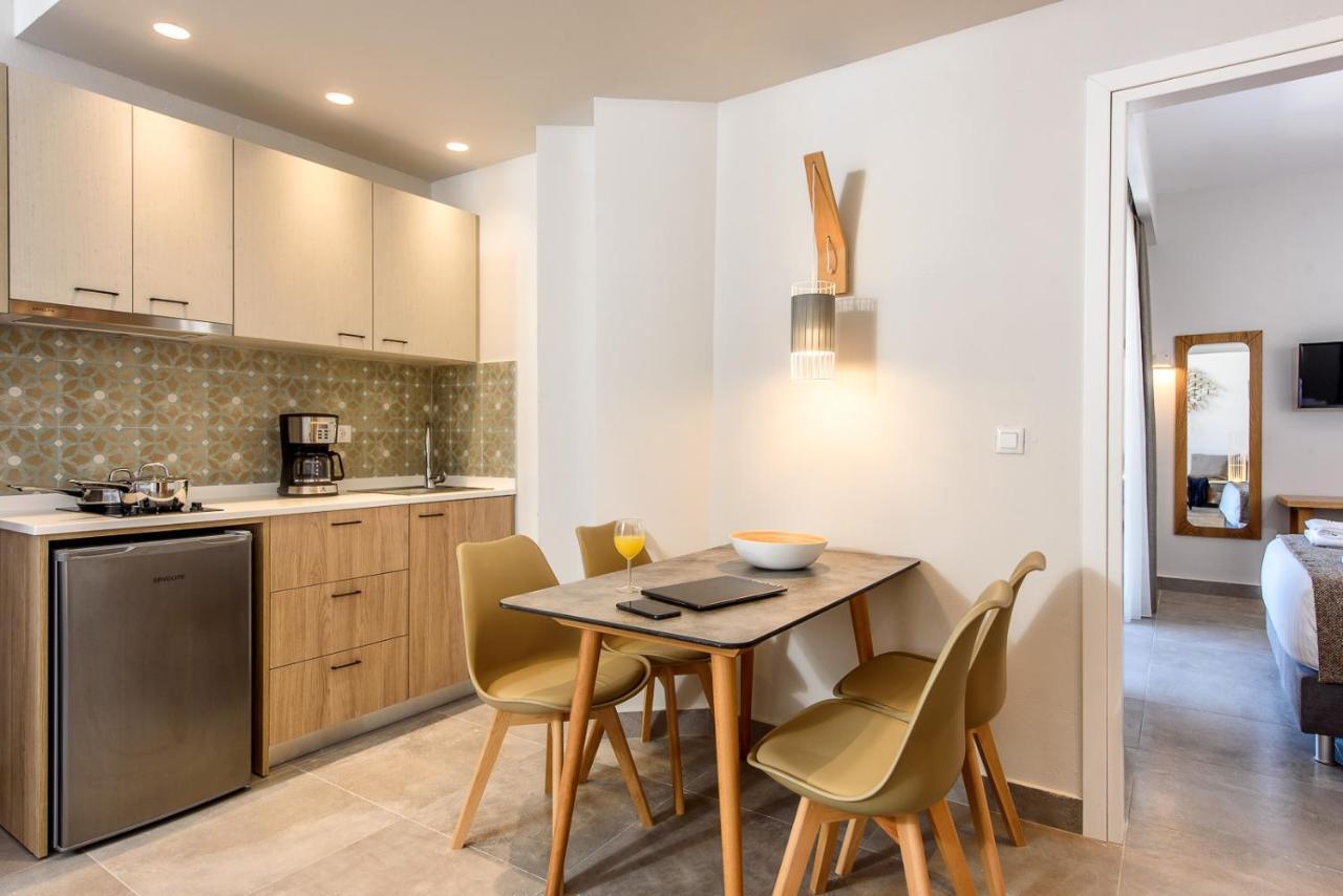 One Bedroom Apartment Inland View