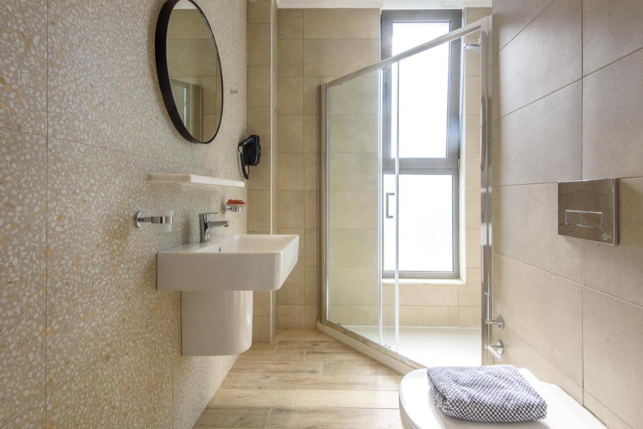 One-Bedroom Apartment Pool Front