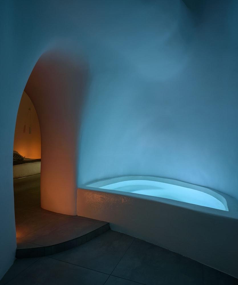 Cave Suite Caldera View Hot Tub