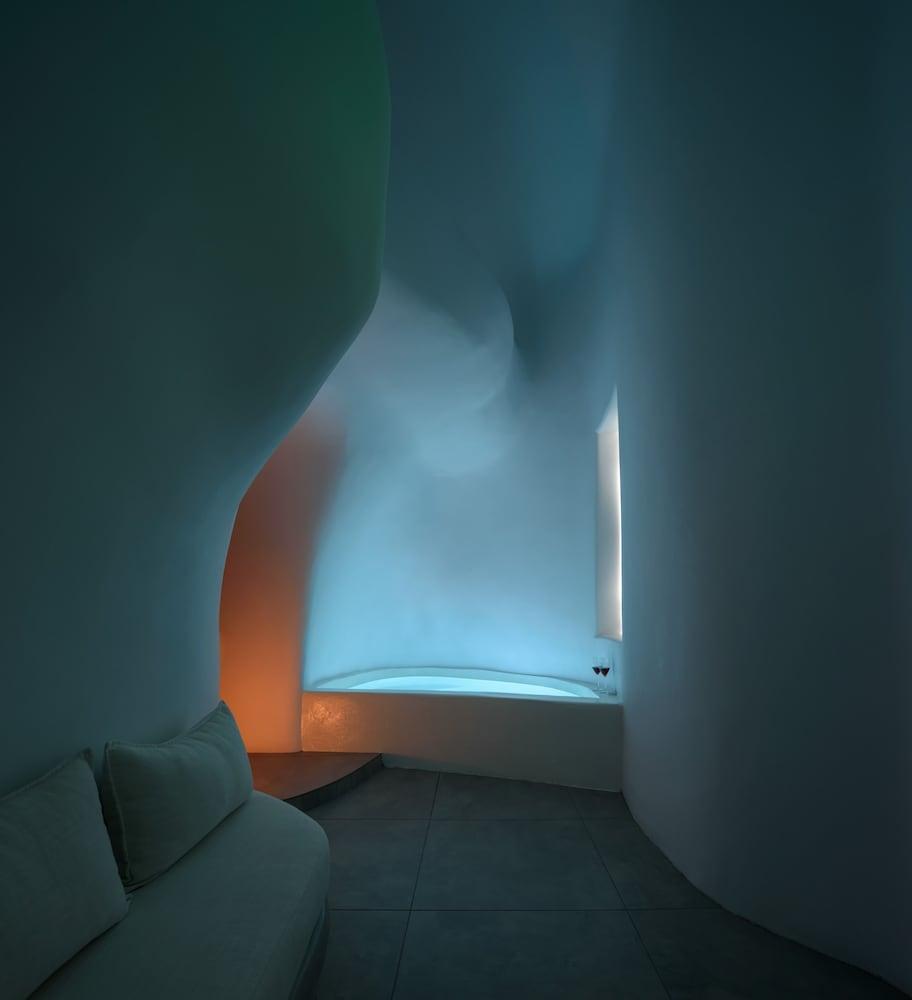 Cave Suite Caldera View Hot Tub