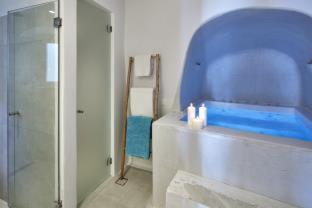 Cave Suite indoor jetted tub