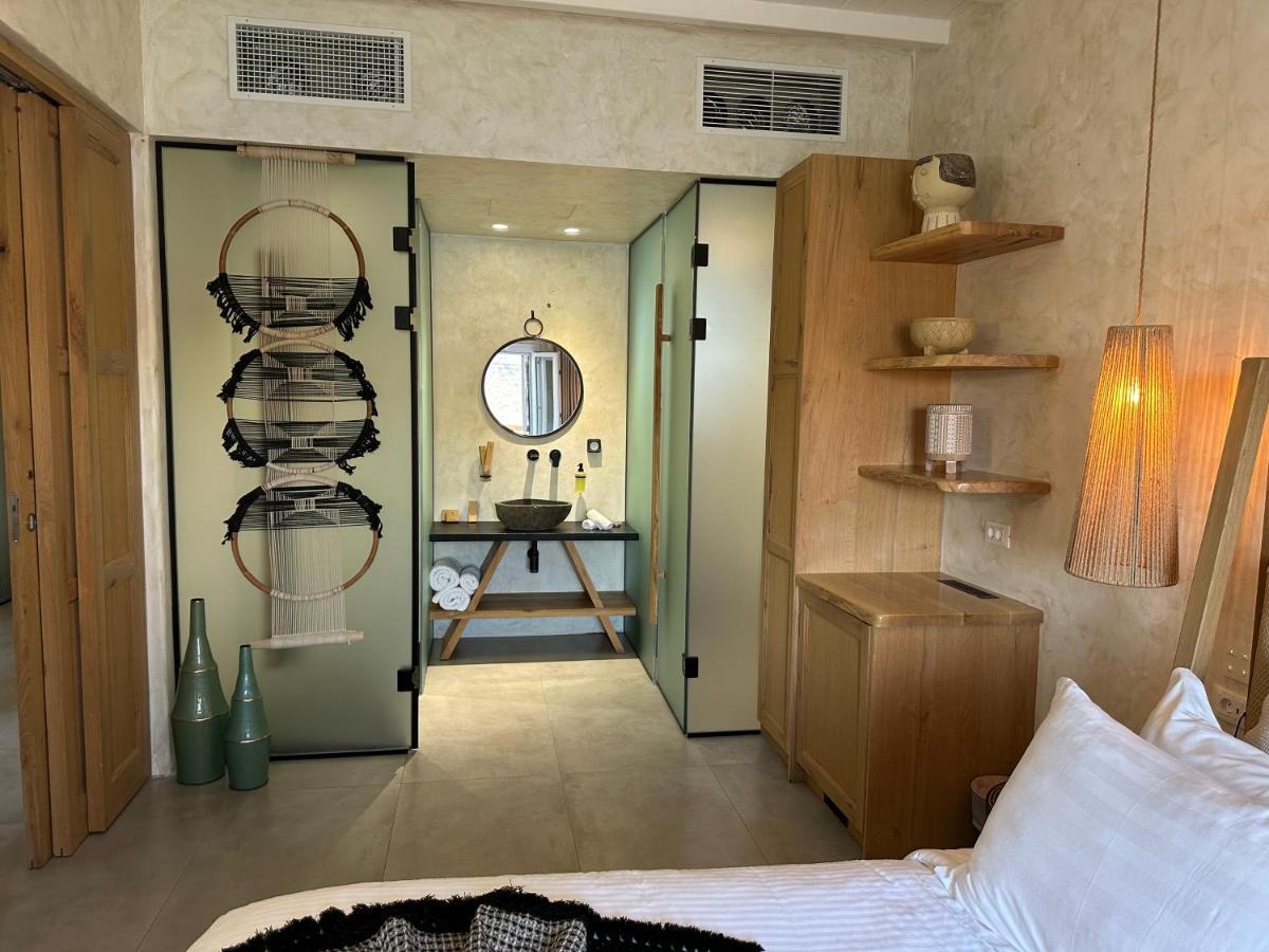 Suite Myconienne Signature avec Bain à Remous Extérieur - Vue sur Mer