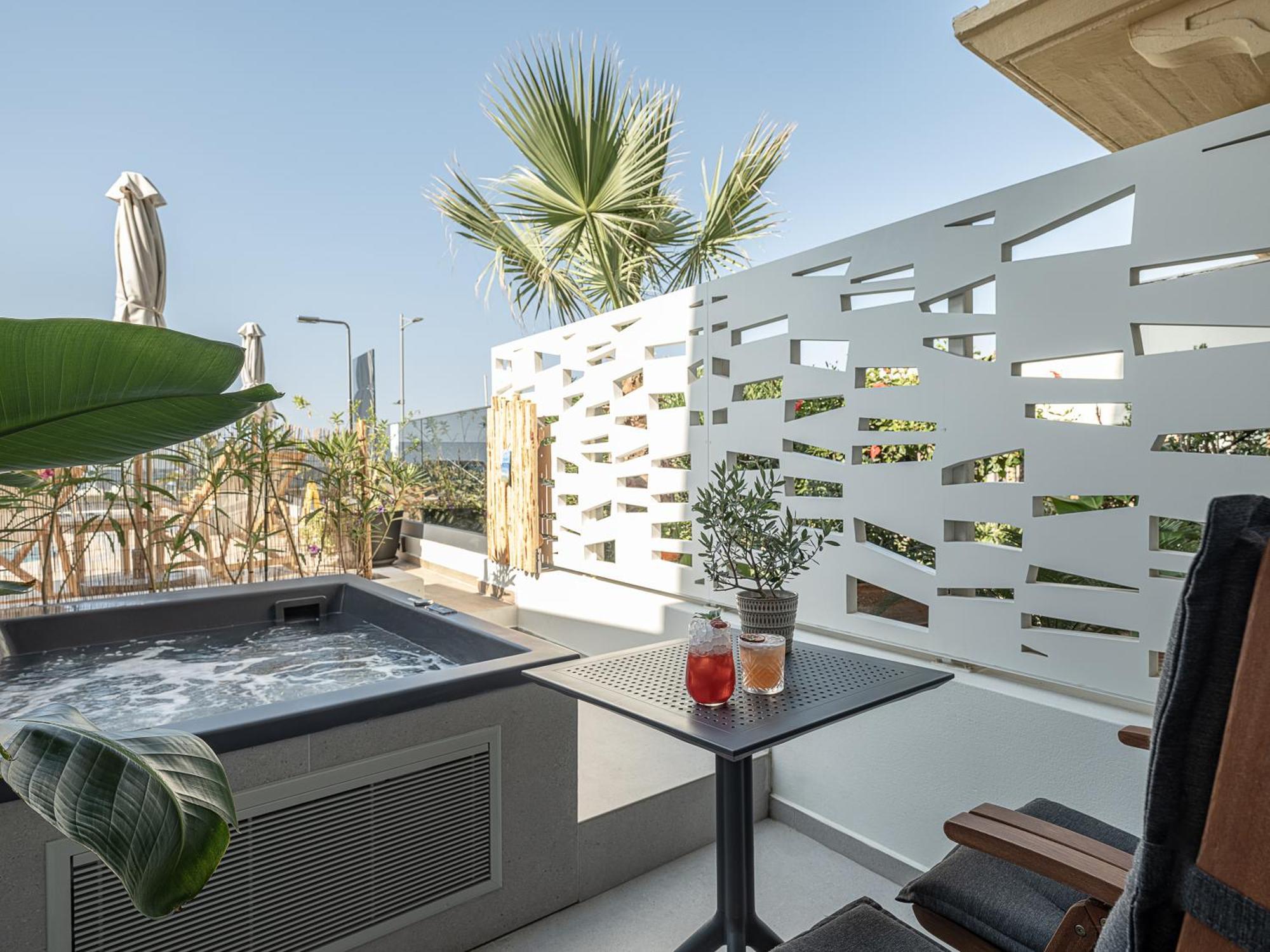 Comfort Suite Outdoor Whirlpool Sea View