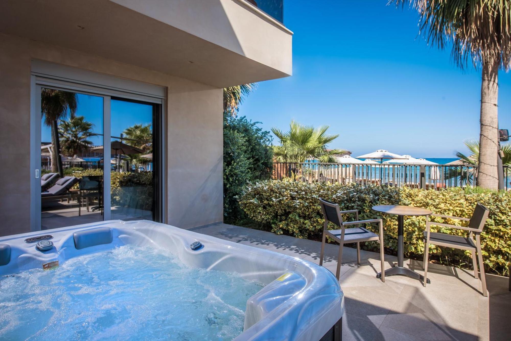 Deluxe Triple Room Sea View Jacuzzi