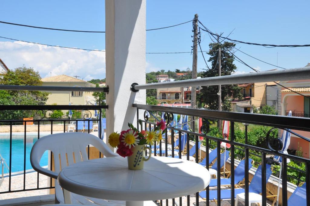 Studio (2 Adults),19788718:JPEG