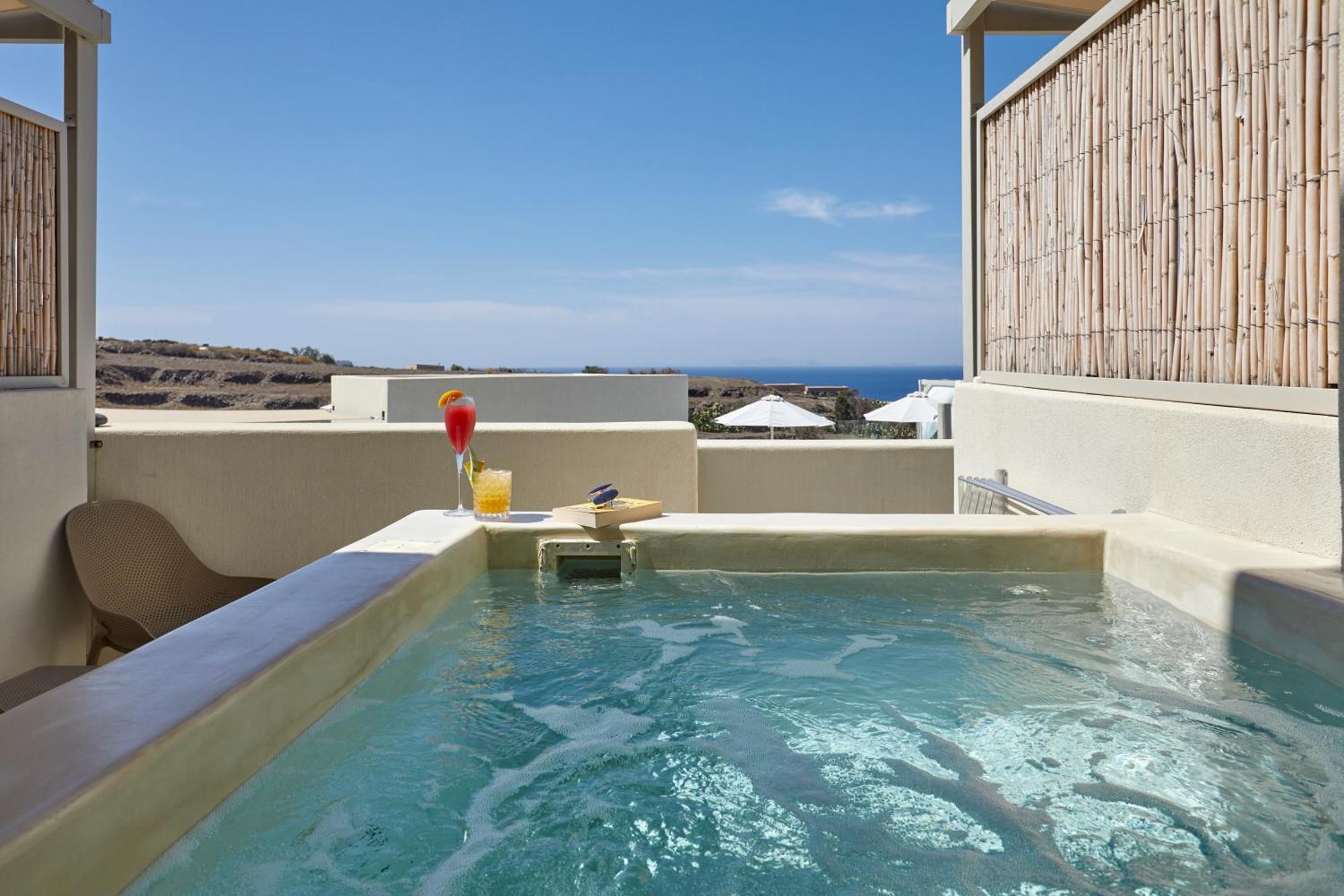 Suite mit Queensize-Bett und beheizter Whirlpool-Badewanne im Freien