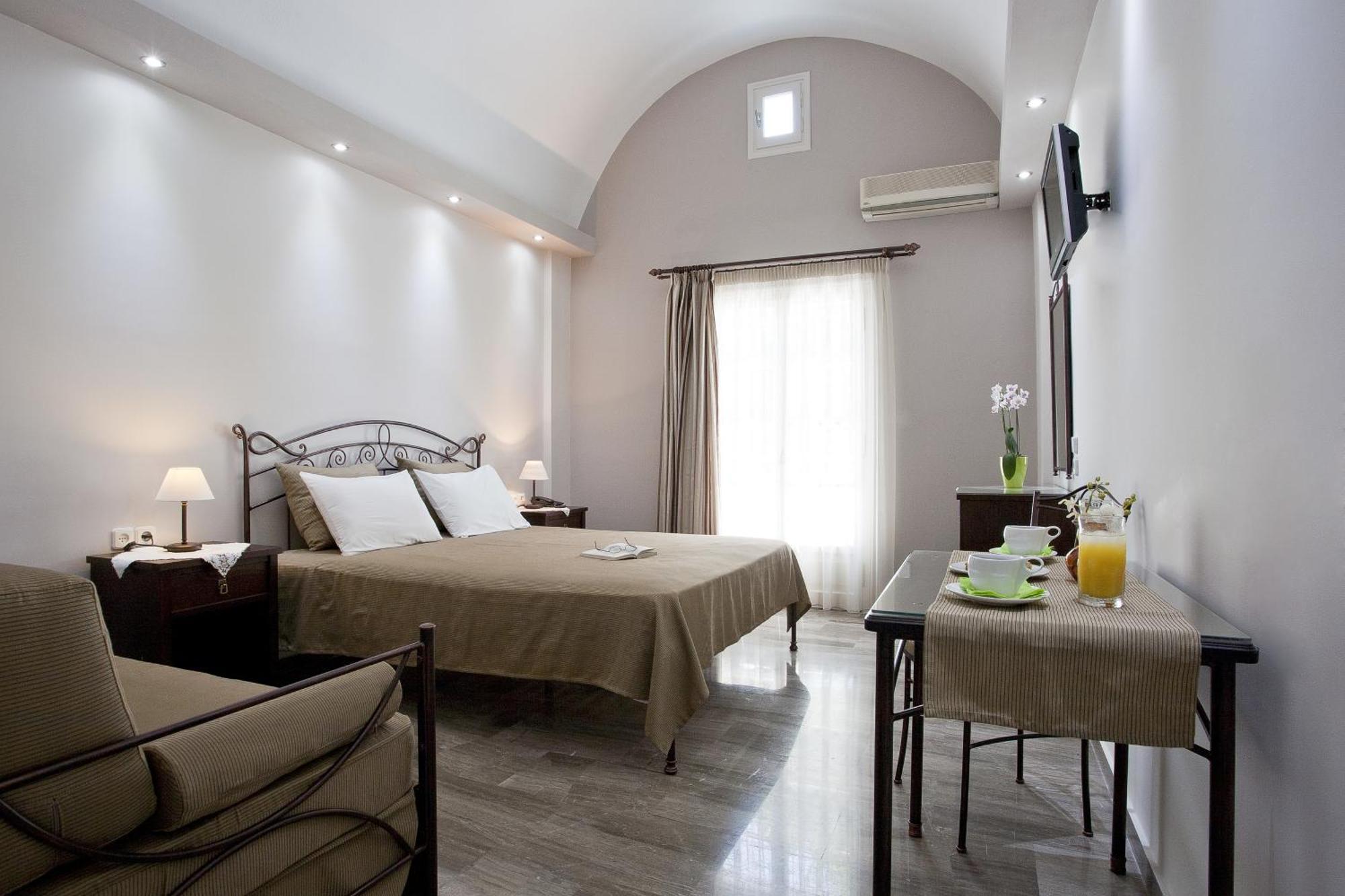 Studio (3 Adults),439155924:JPEG