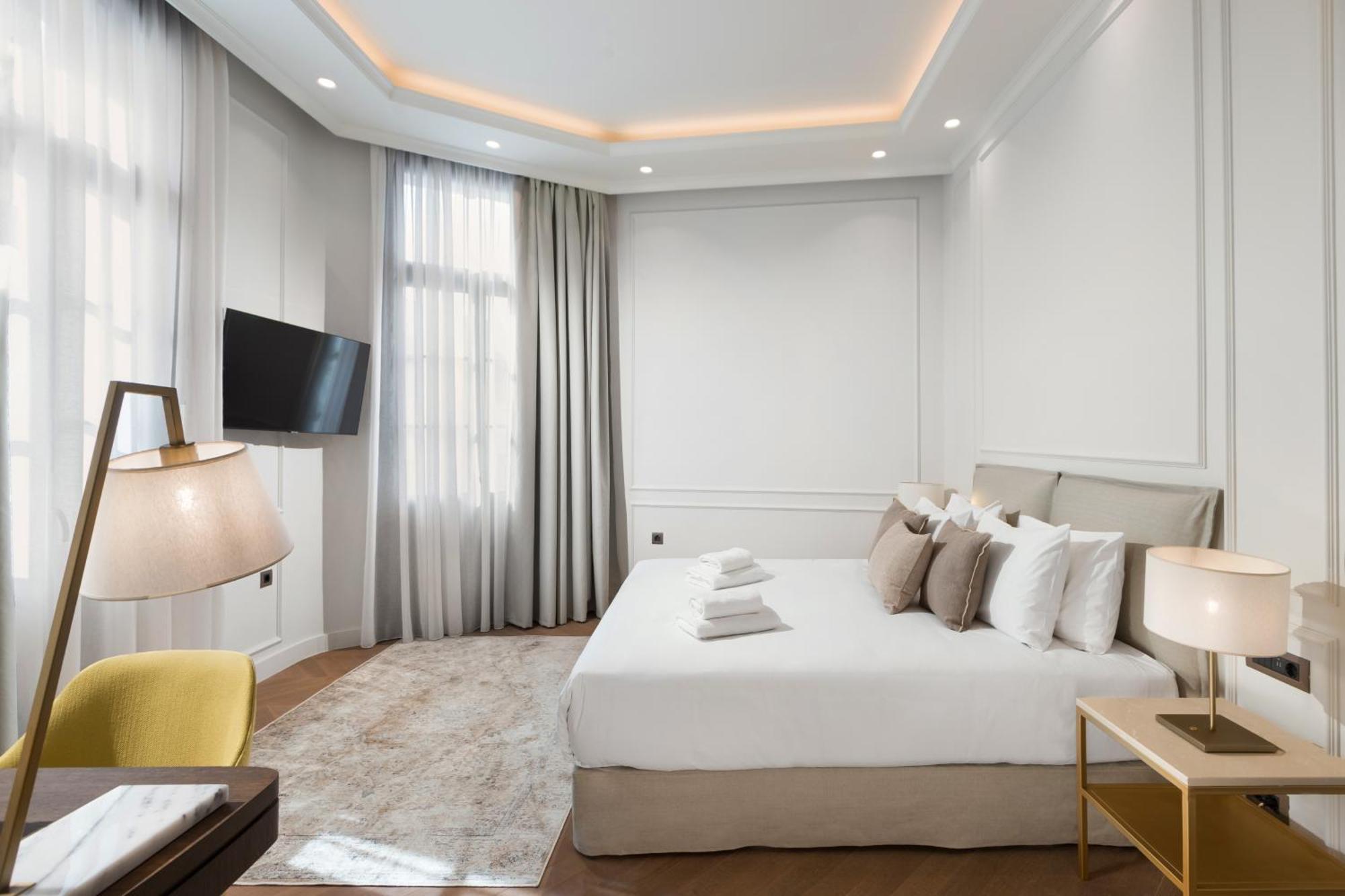 Elegant Room Balcony Residence