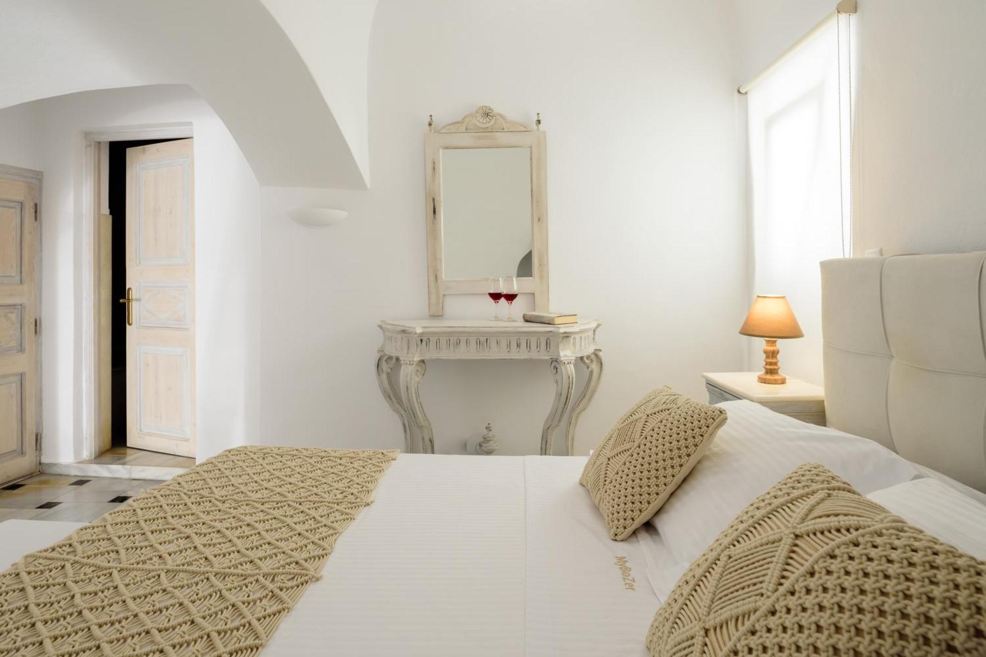 Petite Cave Suite – Caldera Sea view & Volcano View