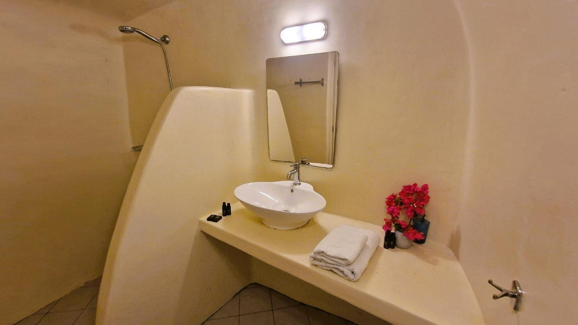 Cave Quadruple Room - Semi basement