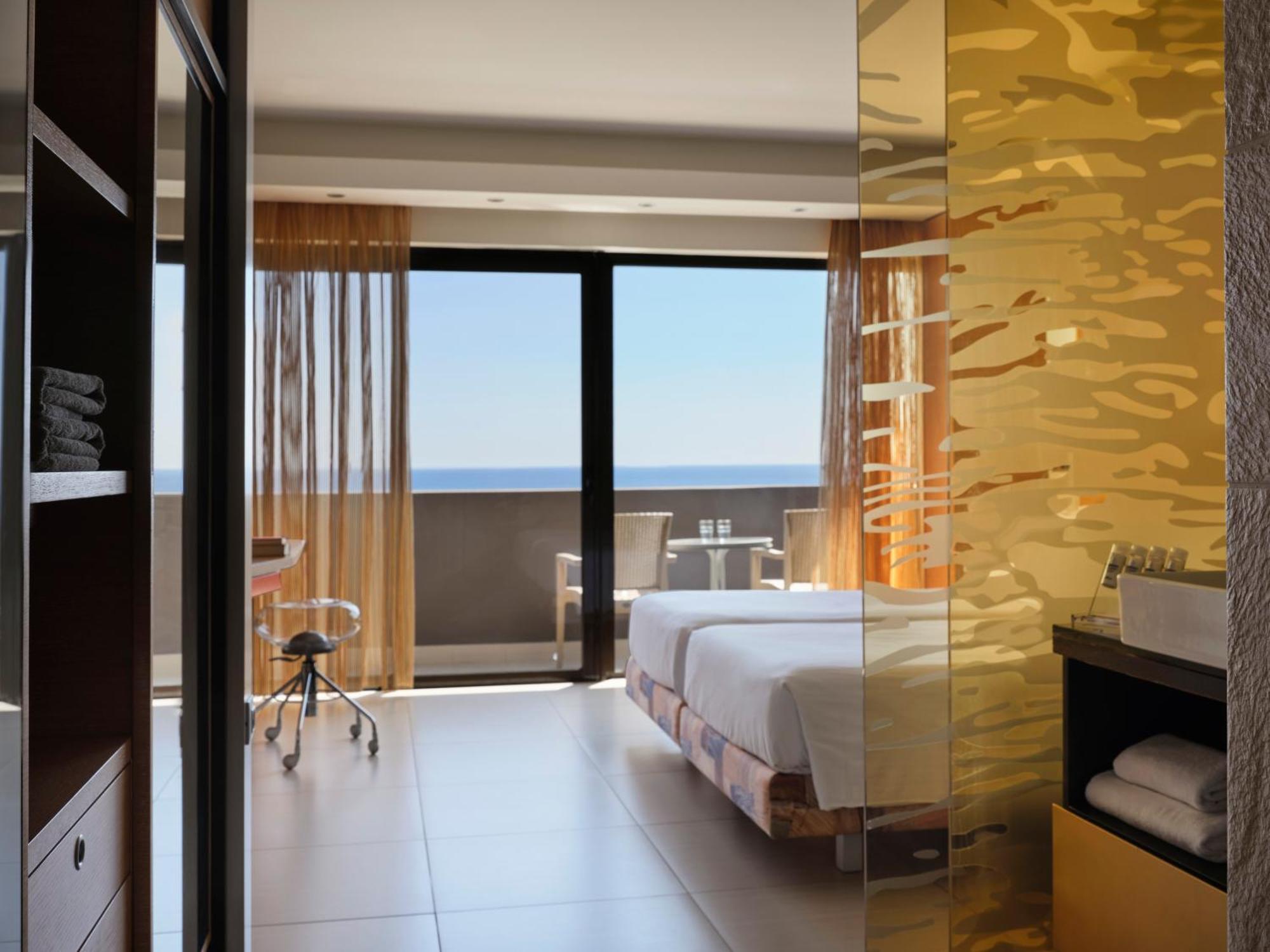 Double or Twin Room Premium Front Sea View