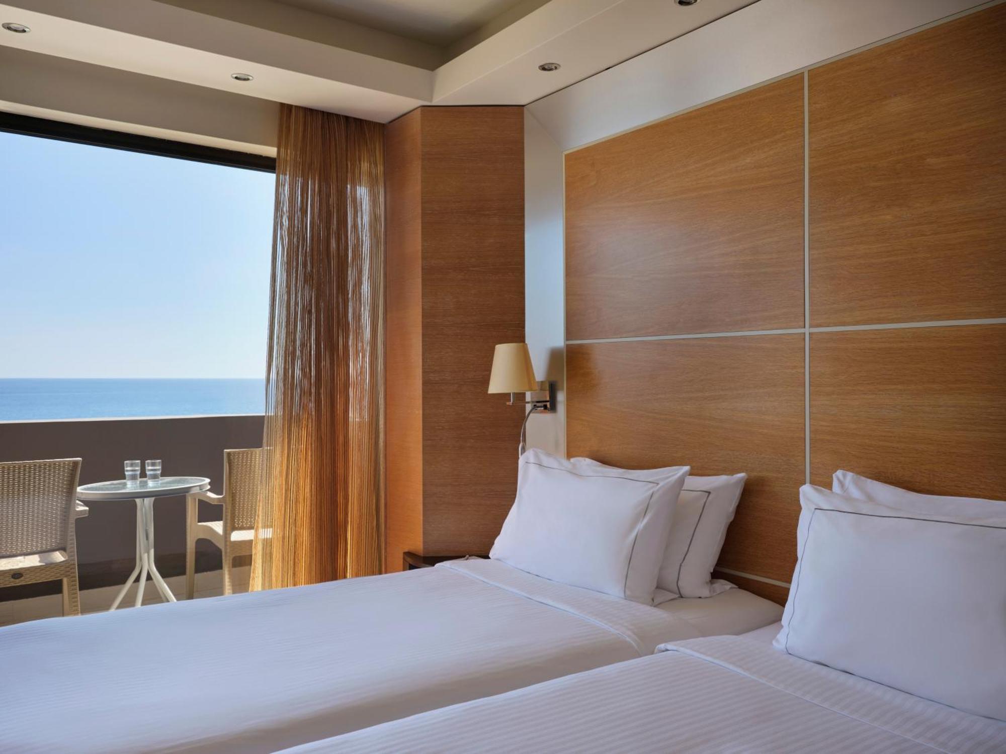 Double or Twin Room Premium Front Sea View