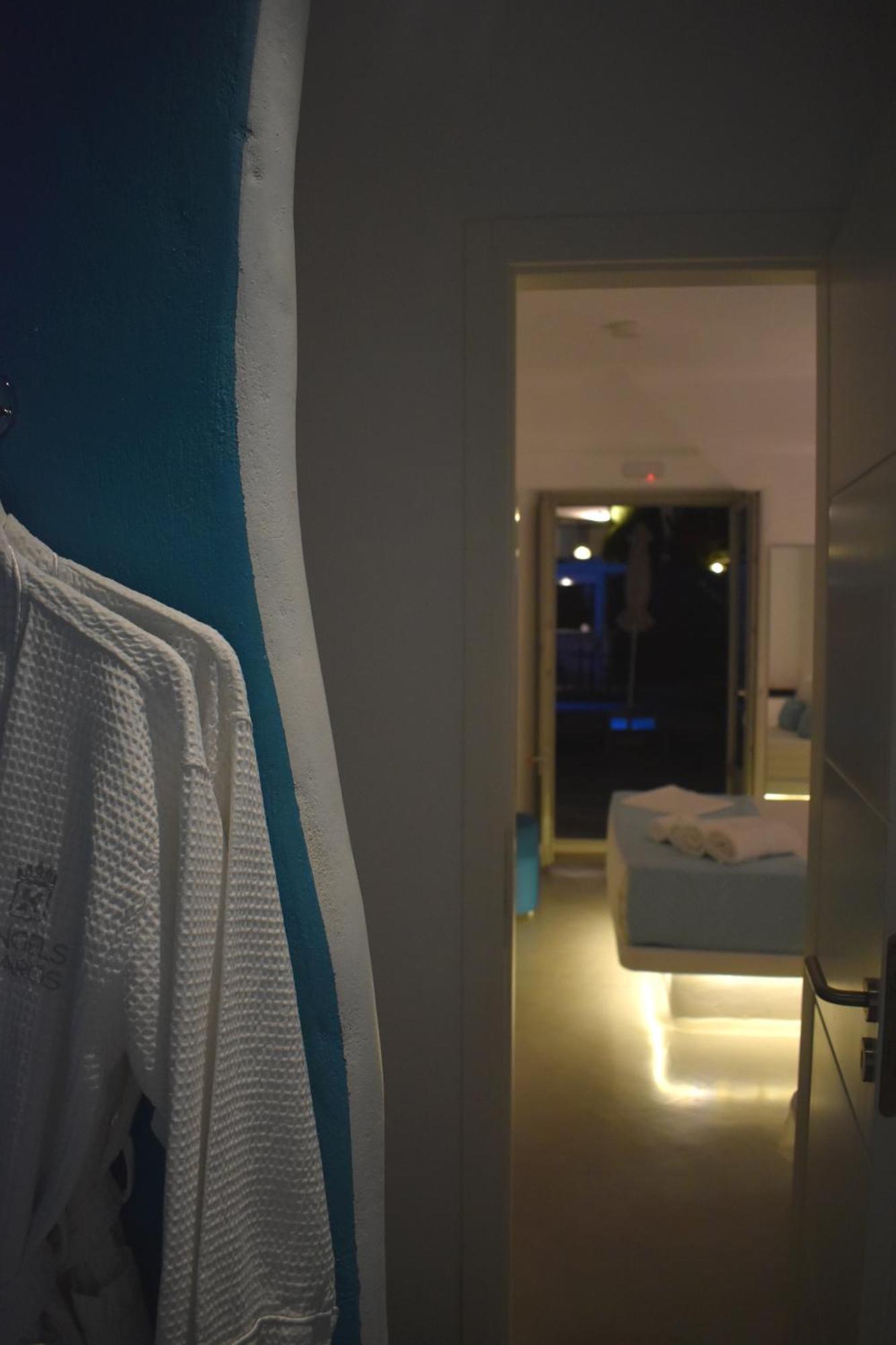 Deluxe Room Pool Front