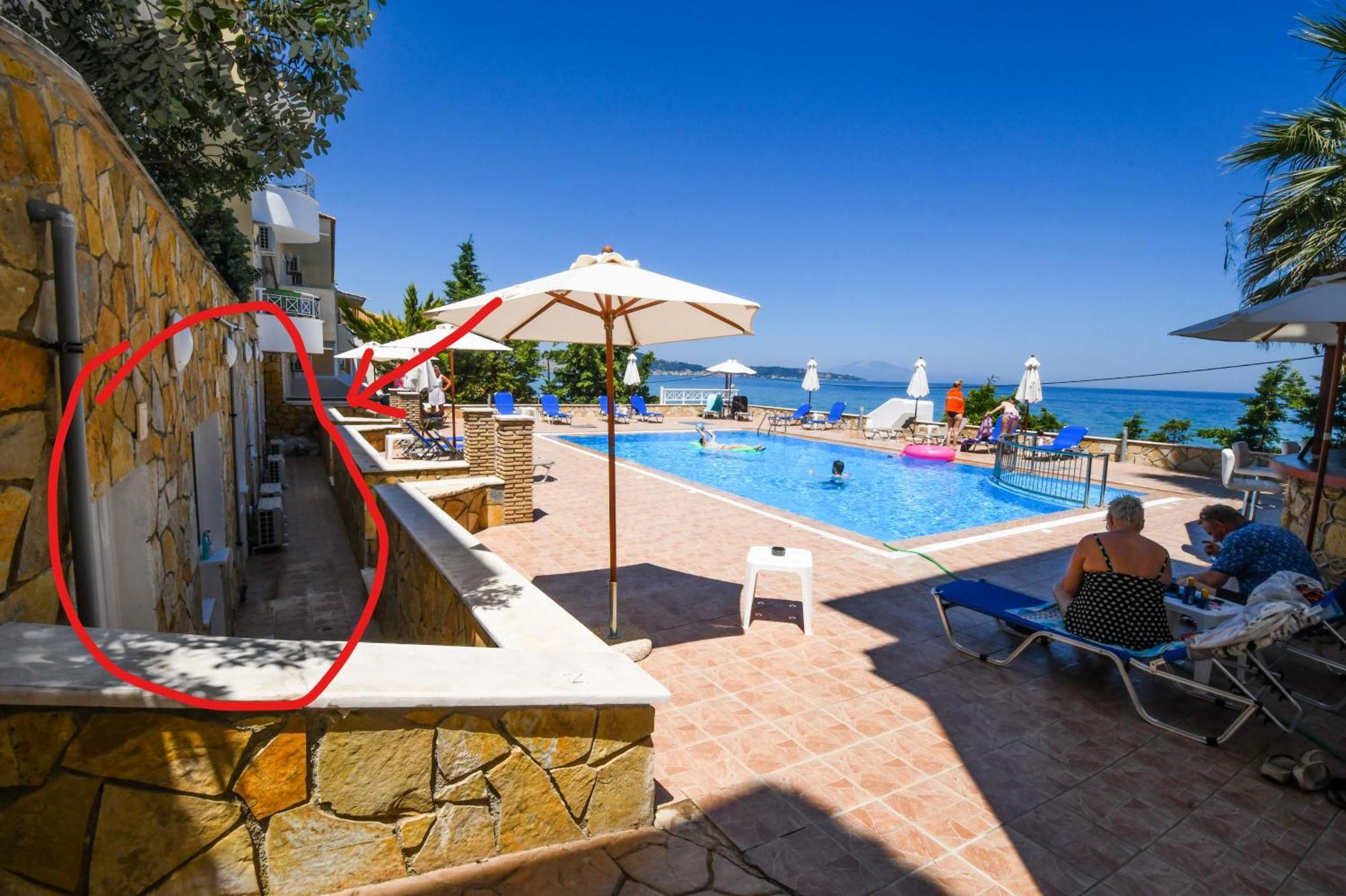 Economy Twin Room Poolside Semi basement